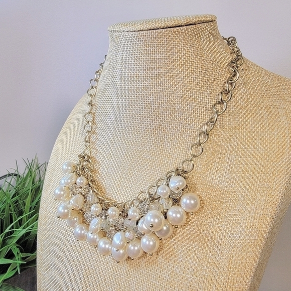 Francesca's Faux pearl and clear faceted bead chunky statement necklace - Picture 4 of 15
